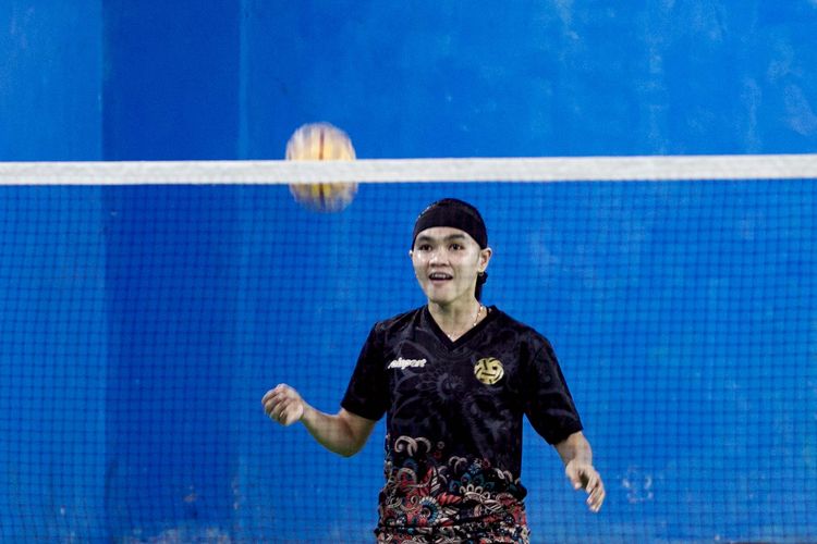 Seorang atlet sepak takraw Jawa Timur melakukan latihan jelang pertandingan PON XX Papua 2021 di Kota Jayapura, Sabtu (25/9/2021) siang.