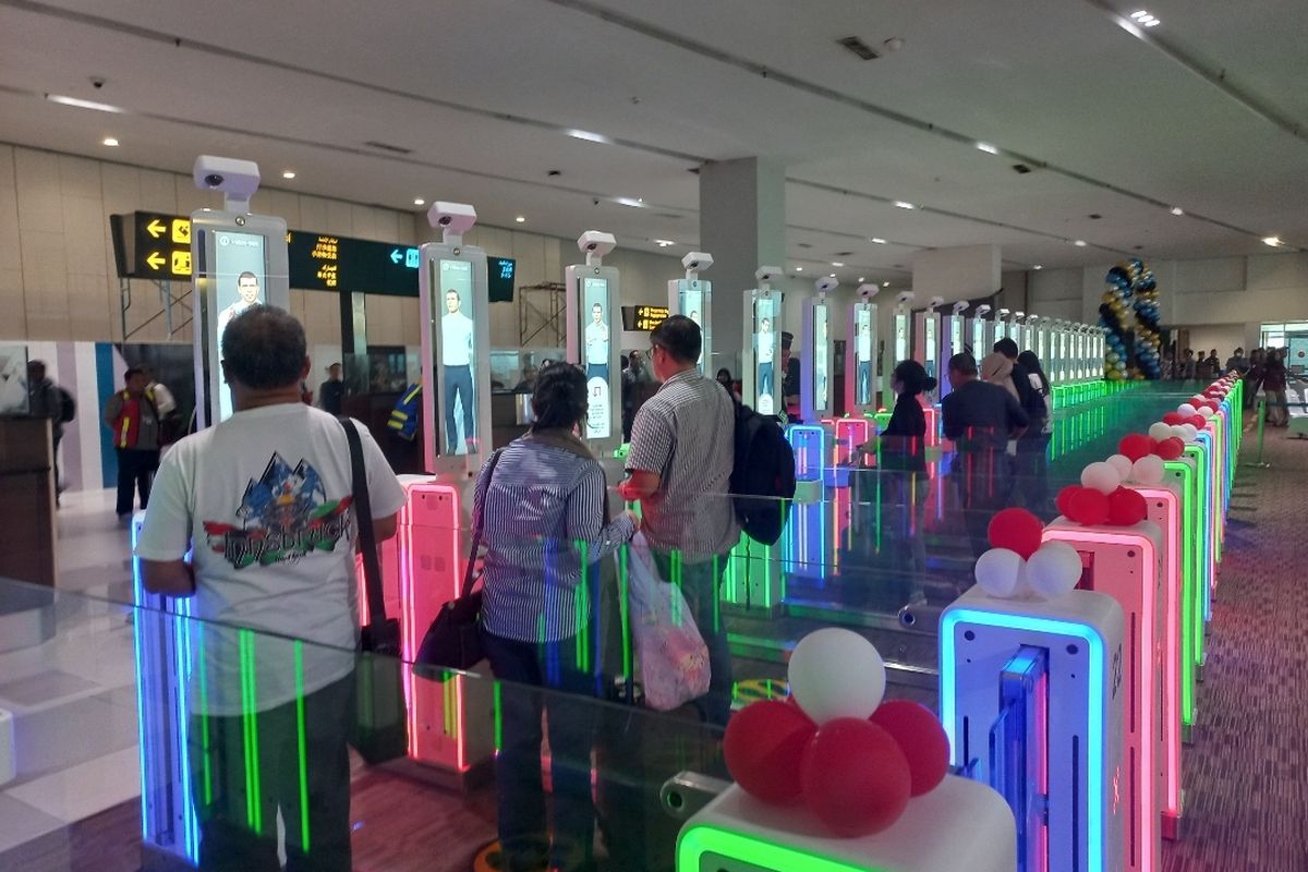 Para penumpang tengah mengakses autogate sistem face recognition di Terminal 3 Bandara Soekarno-Hatta pada Senin (2/10/2023).