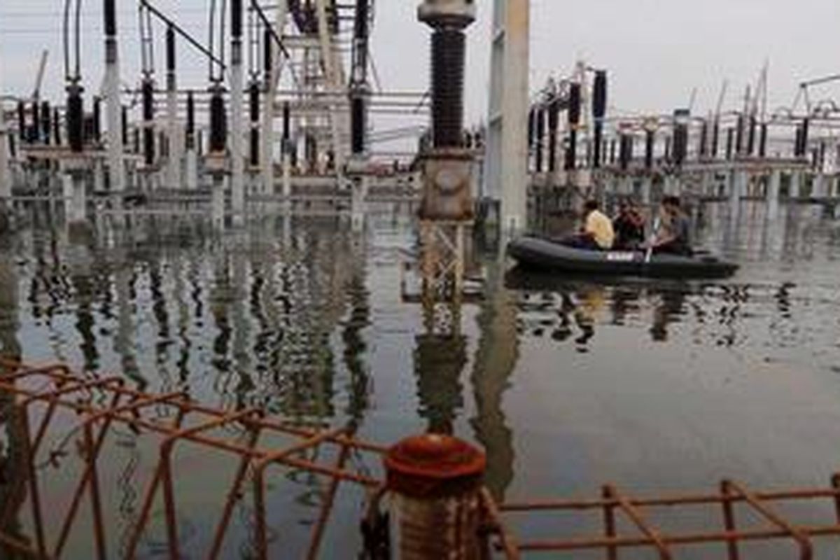 Pembangkit Listrik Tenaga Gas dan Uap (PLTGU) Muara Karang terendam banjir, Jakarta, Sabtu (19/1/2013). Hal ini menyebabkan pasokan listrik ke Jakarta berkurang dan beberapa area terpaksa dipadamkan  