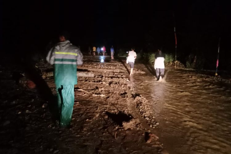 Material longsor berupa tanah dan lumpur menutupi Jalan Lintas Barat (Jalinbar) Sumatera di Pekon Way Semaka, Tanggamus setelah diguyur hujan deras pada Selasa (4/8/2020) malam. (FOTO: Dok. Satlantas Polres Tanggamus)