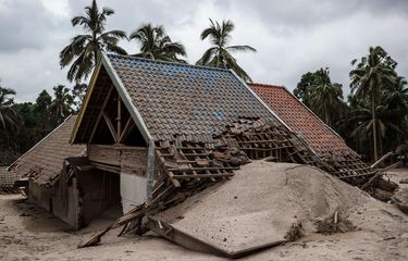 Rumah yang rusak akibat abu vulkanik letusan Gunung Semeru di Desa Sumber Wuluh, Lumajang, Jawa Timur, Minggu (5/12/2021). Akibat letusan Gunung Semeru tersebut sedikitnya puluhan rumah rusak.