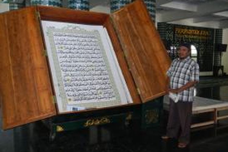 Al Quran raksasa di Banyuwangi.