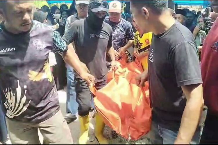 Jenazah seorang korban ledakan tungku PT Indonesia Tshingshan Stainless Steel (ITSS) di Morowali, Sulawesi Tengah, Taufik, tiba di rumah duka di Kelurahan Tampo, Kecamatan Napabalano, Kabupaten Muna, Sulawesi Tenggara, Senin (25/12/2023).