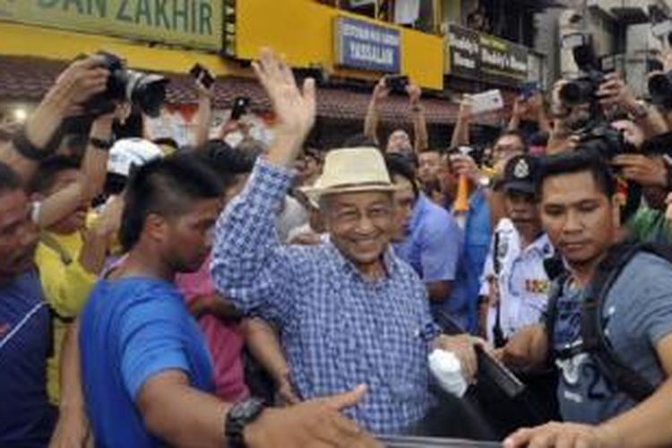 Mantan PM Malaysia, Mahathir Mohamad (bertopi) ikut hadir pada acara unjuk rasa menuntut pengunduran diri PM Najib Razak ?di Kuala Lumpur, Minggu (30/8/2015).