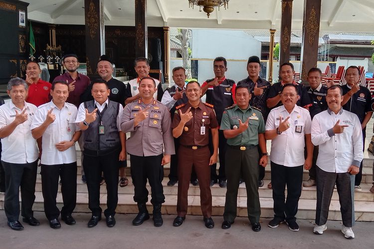 Para pimpinan perguruan silat bersama pejabat Pemkab Jombang dan Kepolisian, melakukan foto bersama usai menggelar pertemuan tertutup, di Pendopo Kabupaten Jombang, Jawa Timur, Rabu (11/1/2023).