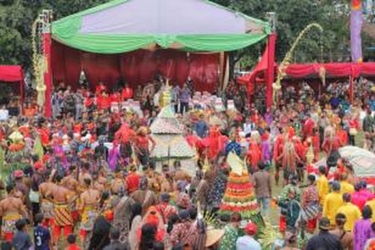 Tradisi Grebeg Gethuk 2015 di Alun-alun Kota Magelang digelar untuk memperingati HUT ke-1.109 Kota Magelang, Minggu (12/4/2015).