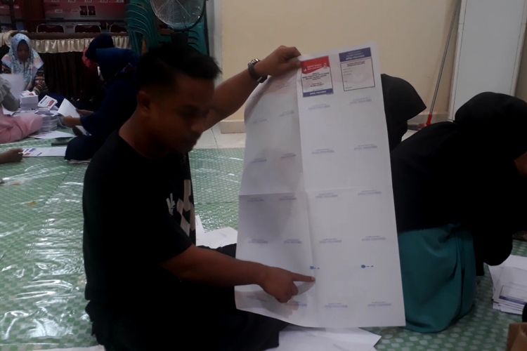 Surat suara yang rusak di KPU Palopo didominasi oleh tinta di dalam nama calon atau di dalam kotak partai politik, Kamis (28/02/2019)