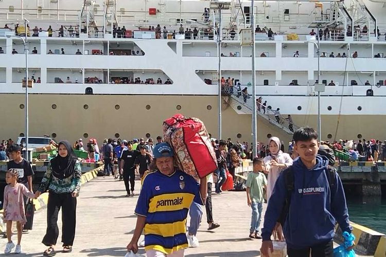 Pada H-9 lebaran Idul Fitri, kepadatan arus mudik mulai nampak di Pelabuhan Murrhum, Kota Baubau, Sulawesi Tenggara, Senin (1/4/2024).
