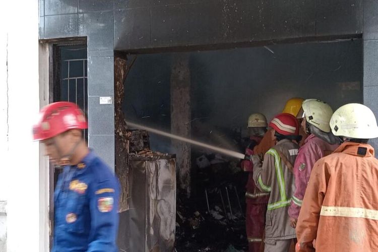 Petugas memadamkan api kebakaran gudang arsip kantor KPPN Pekanbaru, Riau, Minggu (12/2/2023)