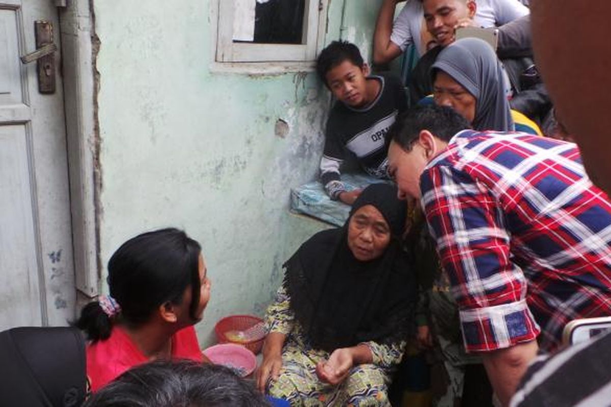 Calon gubernur DKI Jakarta Basuki Tjahaja Purnama atau Ahok bersama Nenek Cani, di Tegal Alur, Jakarta Barat, Rabu (8/2/2017).
