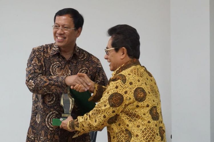 Direktur Jenderal Pajak Robert Pakpahan bersama Ketua Ikatan Konsultan Pajak Indonesia (IKPI) Mochamad Subakir bersalaman usai menanda tangani perjanjian kerja sama di kantor IKPI, Jakarta Selatan, Rabu (28/2/2018). Melalui kerja sama ini, IKPI dipastikan jadi mitra DJP dalam memaksimalkan penerimaan perpajakan.