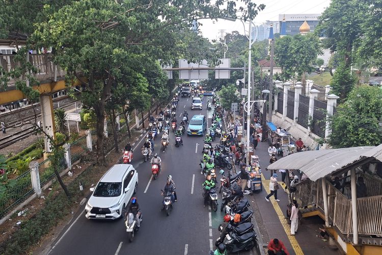Semrawutnya Naik-Turun Ojol di Stasiun Palmerah, Mengapa Sulit Ditangani?