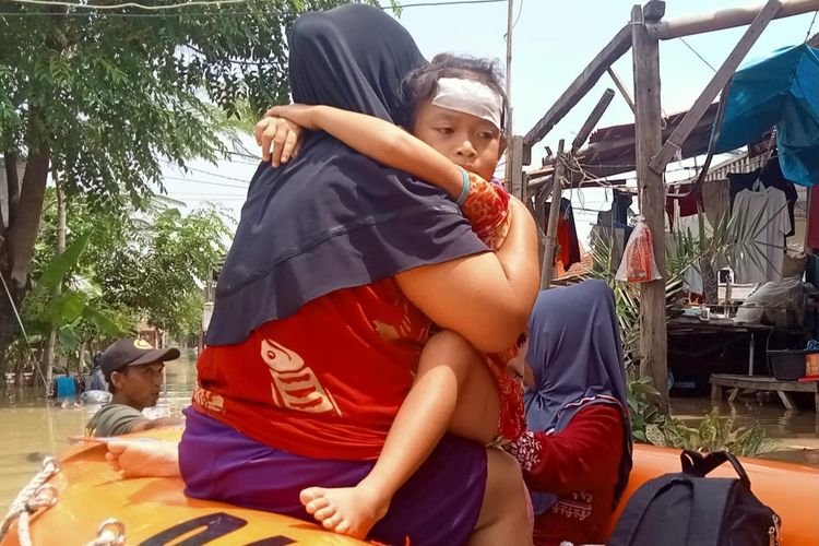 Tim SAR Gabungan mengevakuasi warga Dusun Pengasinan, Desa Karangligar, Kecamatan Telukjambe Barat, Karawang, Jawa Barat saat banjir kembali merendam wilayah itu, Jumat (2/2/2024).