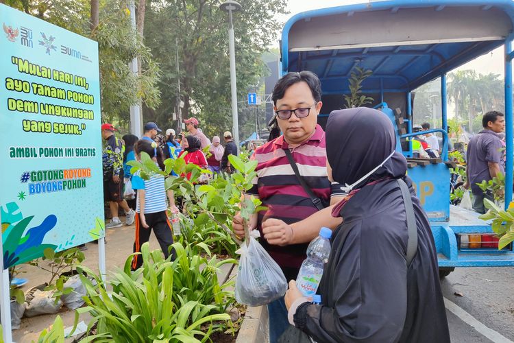 Warga CFD Sudirman-Thamrin antusias memilih benih pohon yang ingin dibawa pulang, Minggu (1/10/2023) 
