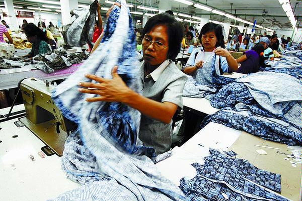 Pekerja industri kecil garmen di Perkampungan Industri Kecil (PIK), Jalan Penggilingan, Cakung, Jakarta Timur, menyelesaikan proses produksi pakaian. Meski berskala kecil, industri garmen ini mampu menembus pasar dunia, antara lain dengan mengekspor produknya ke Amerika Serikat. Pemadaman listrik bergilir akan mengganggu proses produksi industri ini.  