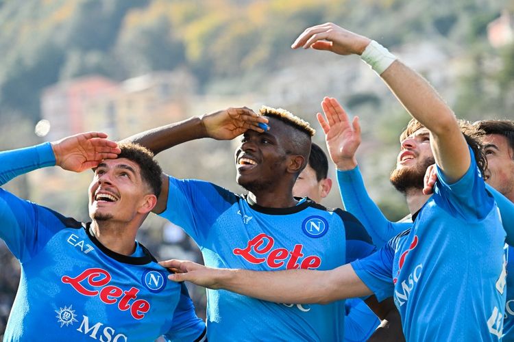 Penyerang Napoli, Victor Osimhen (tengah), merayakan gol yang ia cetak di markas Spezia pada laga lanjutan pekan ke-21 Liga Italia, Minggu (5/2/2023). Napoli kini bertengger di posisi puncak klasemen Liga Italia dengan koleksi 62 poin dari 23 laga.

