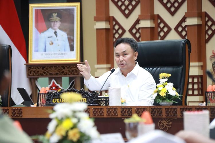 Gubernur Kalimantan Tengah (Kalteng) Sugianto Sabran saat memimpin Rapat Kerja (Raker) Pemantapan Optimasi Lahan Food Estate Padi Nasional di Provinsi Kalteng Tahun 2024, yang berlangsung di Aula Jayang Tingang, Kantor Gubernur Kalteng, Kamis (29/8/2024).