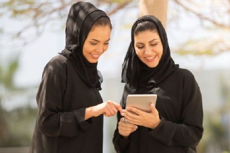 Kalangan perempuan Arab Saudi mengkritik anjuran seorang ulama yang tidak memperbolehkan mereka mengenakan abaya berwarna-warni dan riasan wajah.
