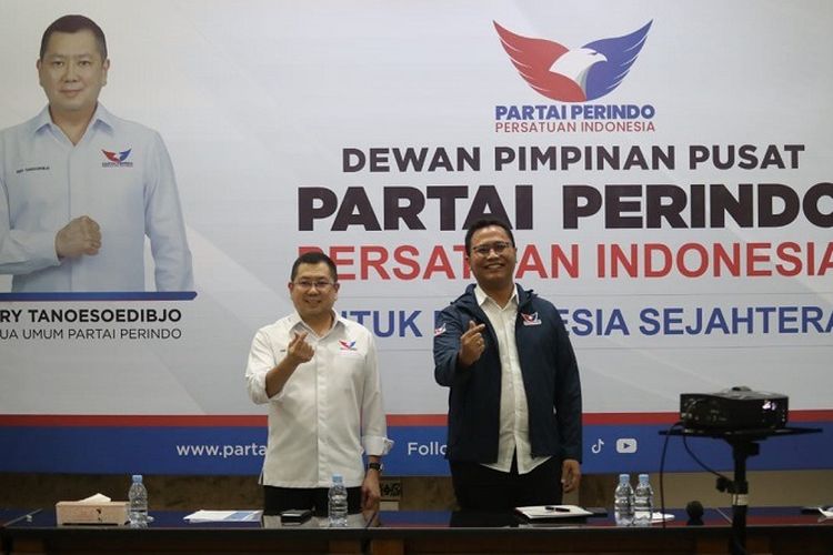 Mantan aktivis Indonesia Corruption Watch (ICW) Tama Satrya Langkun resmi bergabung dengan Partai besutan Hary Tanoesoedibjo, Perindo melalui momen pelantikan pada Jumat (1/4/2022).