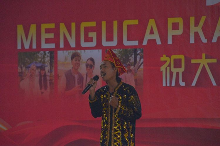 Salah satu karyawan PT GNI menyanyikan lagu Indonesia dalam acara Hari Buruh 2024.