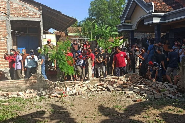 Pembongkaran pagar tembok yang berada di depan rumah Wisnu, warga Desa Gandukepuh, Ponorogo, Jawa Timur, Rabu (29/7/2020.