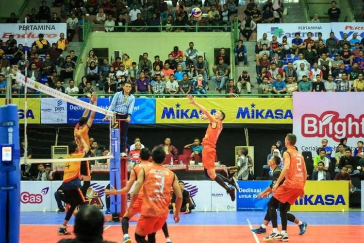 Tim Jakarta BNI Taplus berhasil menang melawan Tim Surabaya Bhayangkara Samator dengan score 25-21, 18-25, 25-18, 23-25, dan 15-10, Jumat (19/01/2018).