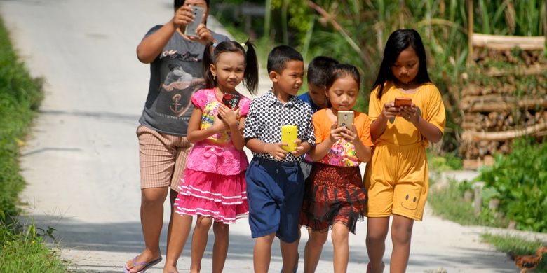 Para pelajar Sekolah Dasar (SD) di Desa Suwatu, Kecamatan Gabus, Kabupaten Grobogan, Jawa Tengah berburu sinyal internet di puncak perbukitan setempat, Selasa (2/6/2020).