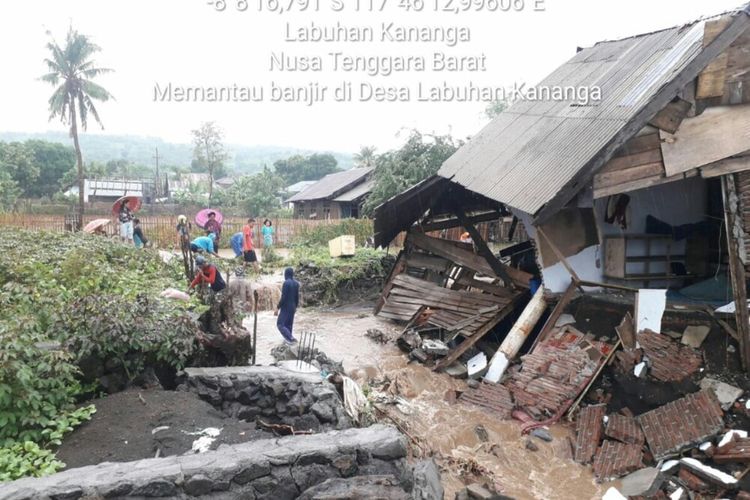 Kondisi rumah warga di Kecamatan Tambora, Kabupaten yang roboh diterjang banjir Minggu (09/02/2020)