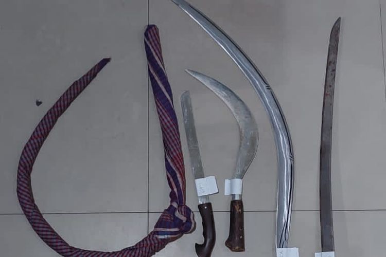 Sejumlah senjata tajam yang diamankan polisi dari remaja tawuran di Pangkpinang, Babel, Jumat (12/1/2024) malam.