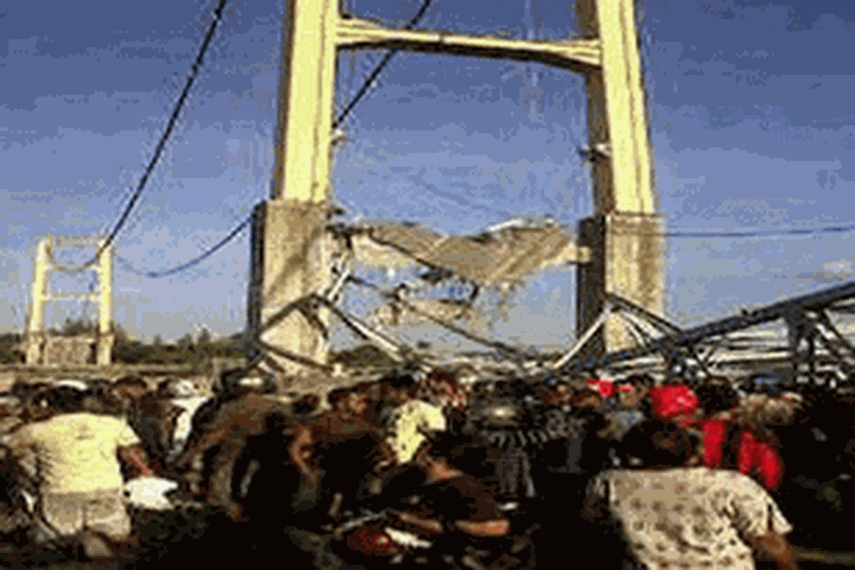 Jembatan Kutai Kartanegara di atas Sungai Mahakam, Tenggarong, Kalimantan Timur, Sabtu (26/11/2011) sekitar pukul 16.00 WIB.