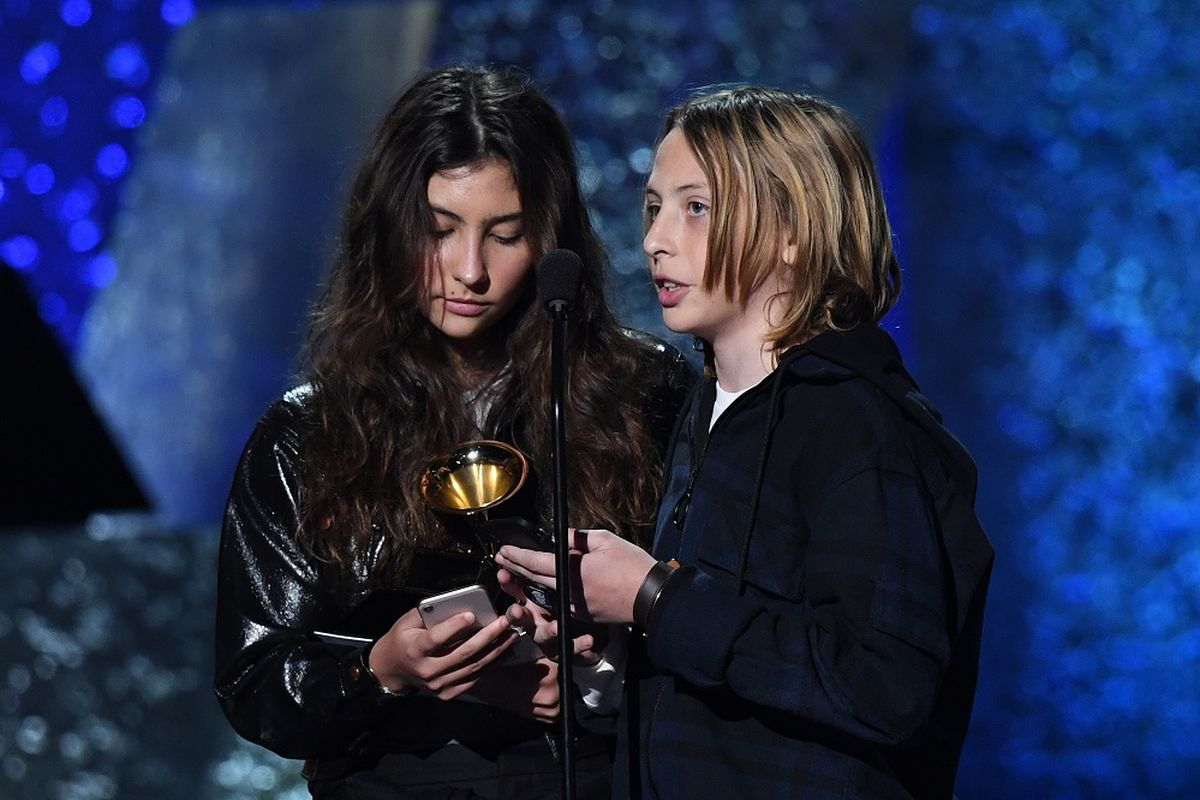 Dua anak mendiang Chris Cornell,  Toni Cornell (kiri) and Christopher Cornell Jr menerima trofi Best Rock Performance untuk lagu When Bad Does Good untuk ayah mereka di Grammy Awards 2019 yang digelar di Staples Center, Los Angeles, California, Minggu (10/2/2019). 