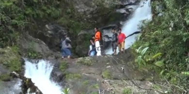 Air Terjun Liawan bersusun tujuh di Kecamatan Sumarorong, Kabupaten Mamasa, Sulawesi Barat potensial menarik minat pengunjung untuk betah berlama-lama di tempat ini.