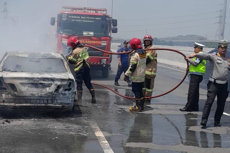 Mobil Camry Terbakar di Tol MBZ Bekasi, Arus Lalu Lintas Sempat Macet