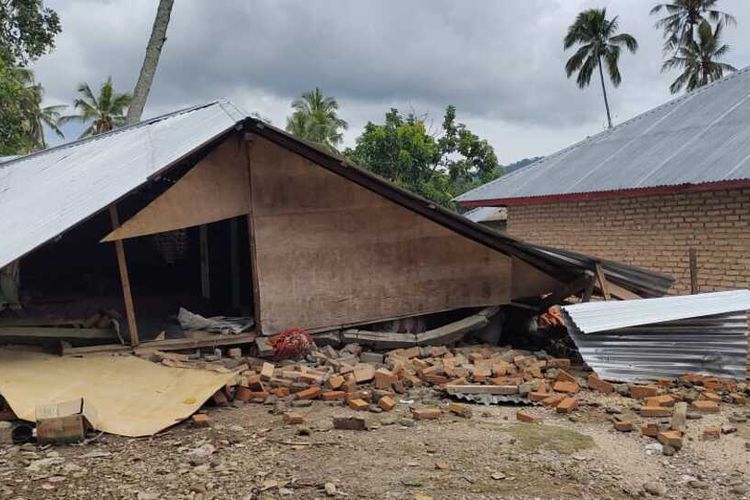 Salah satu rumah warga yang rata dengan tanah akibat gempa bumi di Nagari Malampah, Kabupaten Pasaman, Sumbar, Minggu (27/2/2022).