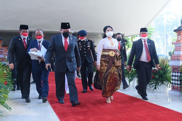 Ketua DPR RI Puan Maharani mengenakan pakaian adat Bali ketika menghadiri sidang Tahunan MPR dan Sidang Bersama DPR-DPD RI di Gedung Nusantara, Senayan, Jakarta, Senin (16/08/2021).