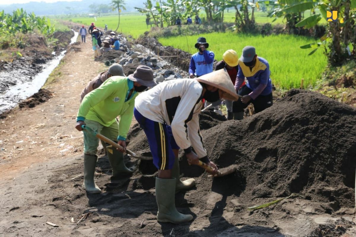 Penyerapan tenaga kerja Program Padat Karya Tunai (PKT) di bidang Sumber Daya Air (SDA).