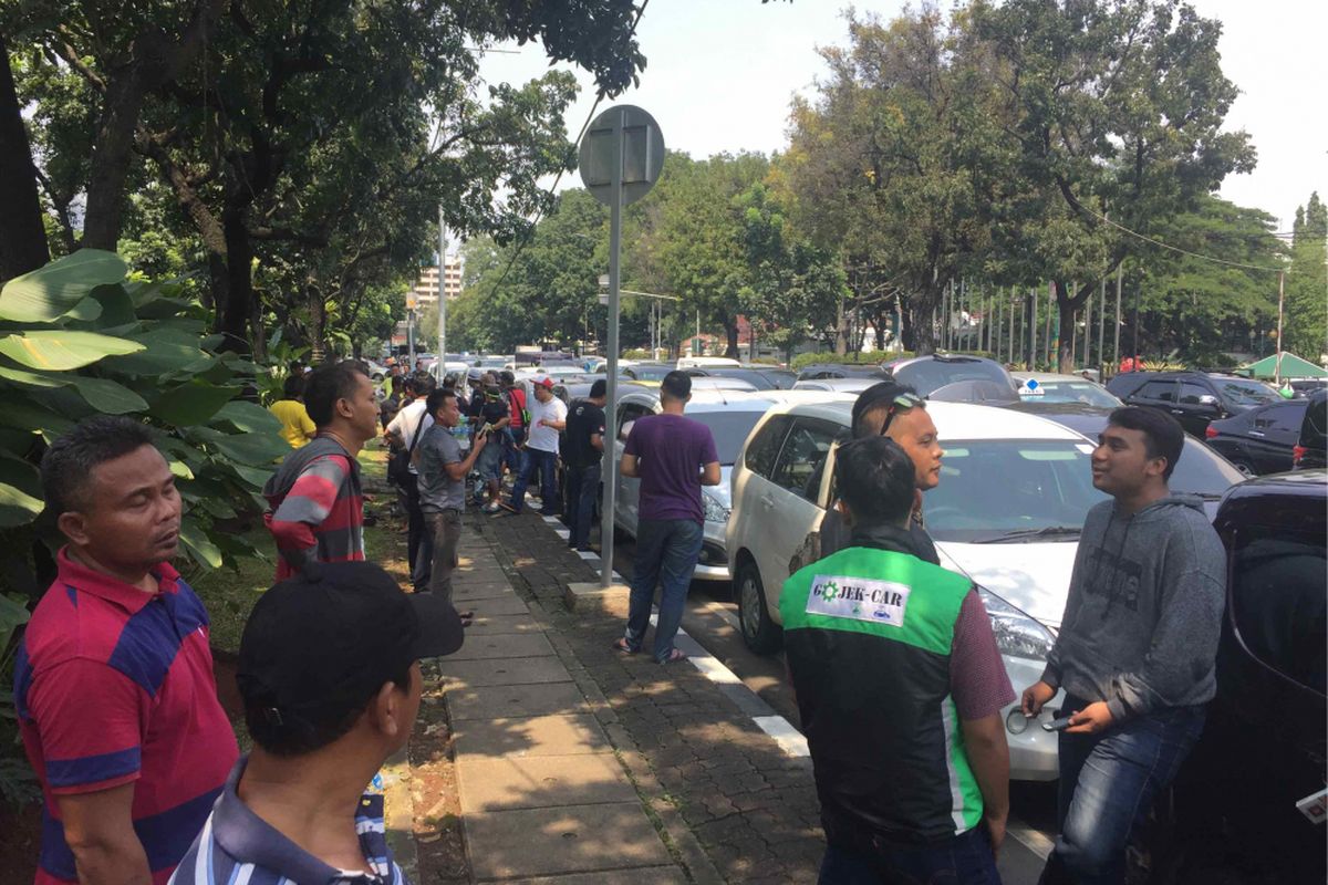 Pemgemudi taksi online melalukan aksi menunut agar pemerintah mencabut Permenhun 108 Tahun 2017 yang dianggap merugikan, Rabu (28/3/2018).
