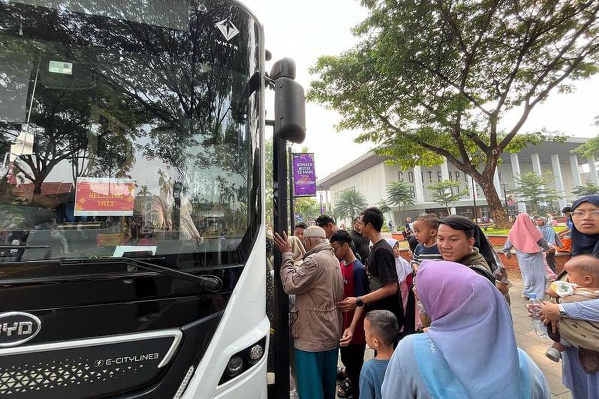 Pengunjung hendak naik bus listrik Taman Mini Indonesia Indah (TMII) saat pekan libur Nataru, Senin (25/12/2023). 