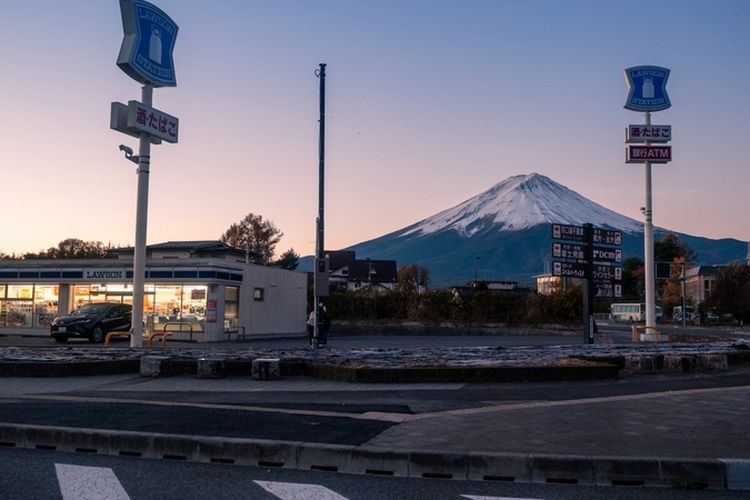 Jepang pasang kain untuk tutupi pemandangan Gunung Fuji.