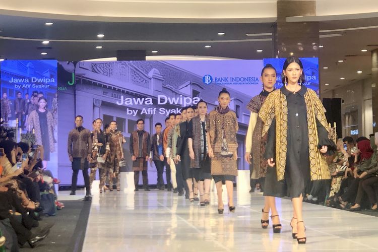 Koleksi busana Afif Syakur di panggung Jogja Fashion Trend 2023