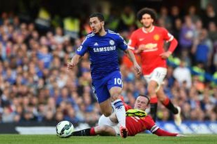 Gelandang Chelsea, Eden Hazard, saat berusaha melewati pemain Manchester United (MU) pada lanjutan Premier League di Stamford Bridge, Sabtu (18/4/2015). 