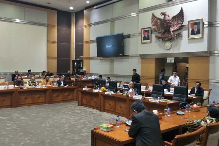 Komisi III DPR RI menyetujui dua dari empat nama calon anggota hakim ad hoc hubungan industrial di Mahkamah Agung (MA), yakni Sugeng Santoso dan Junaedi.  Keduanya dinyatakan lolos setelah menjalani uji kepatutan dan dan kelayakan di DPR.  Keputusan tersebut diambil dalam rapat pleno Komisi III di gedung Nusantara II, Kompleks Parlemen, Senayan, Jakarta, Selasa (27/3/2018).