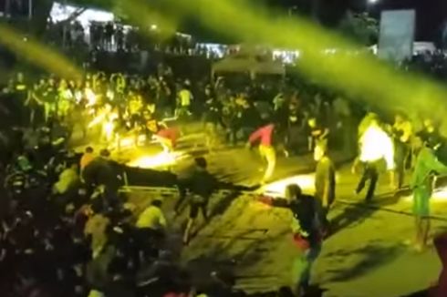 Video Detik-detik Panggung Hiburan di Kediri Ambruk, Penonton Tercebur ke Kolam