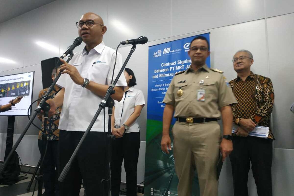 Direktur Utama PT MRT Jakarta William P Sabandar seusai penandatanganan Paket Kontrak antara PT MRT Jakarta (Perseroda) dan Shimizu-Adhi Karya JV (SAJV) untuk Fase 2 CP 201 di Stasiun MRT Bundaran HI, Jakarta Pusat, Senin (17/2/2020)