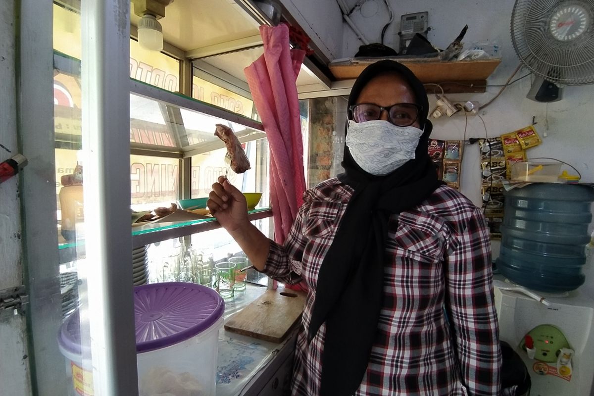 Salah seorang penjual soto Sri Wuri yang mengaku mempertahankan harga soto yang ia jual ketika ditemui di warungnya, Jalan Pengadilan Raya, Kota Tangerang, Banten, Rabu (20/1/2021) sore.