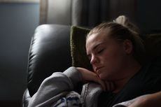 Kenali Manfaat, Bahaya, hingga Efek Samping Tidur di Sofa