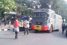Penjagaan Ketat di Gedung MK Jadi Ajang Narsis Warga Jakarta