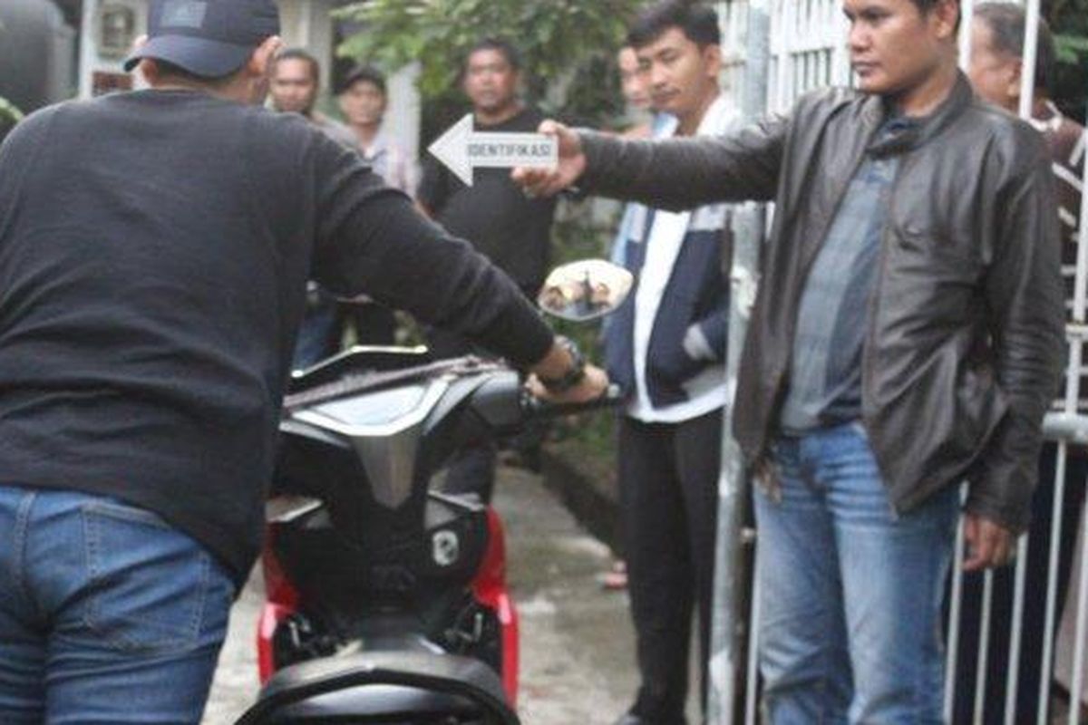 Polisi lakukan olah TKP di lokasi pelaku ranmor yang acungkan pistol rakitan di Jelambar, Grogol Petamburan, Jakarta Barat