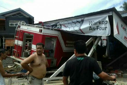 Mobil Pemadam Kebakaran Tabrak Warung di Bone, Dua Orang Terluka