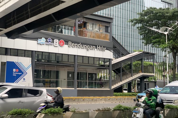 Selain MRT, TransJakarta juga menjadi moda transportasi dengan akses paling mudah menuju bazar takjil di Benhil. Foto Halte Bendungan Hilir, Jumat (20/2/2026).
